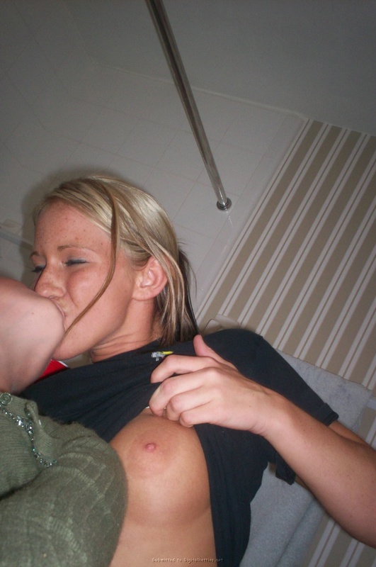 Пьяные лесбиянки целуются в гостях у друга 12 фотография