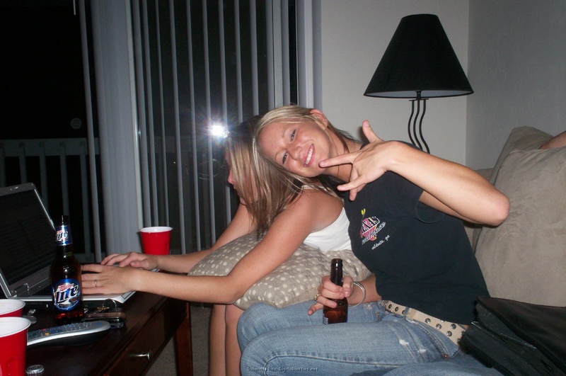 Пьяные лесбиянки целуются в гостях у друга 17 фотография