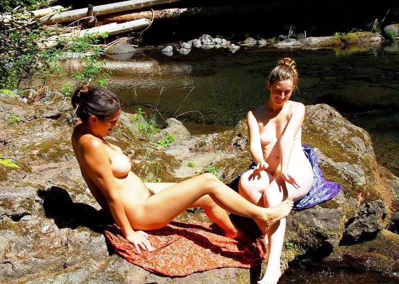 Лесбиянки у реки проветривают небритые письки 5 фотография