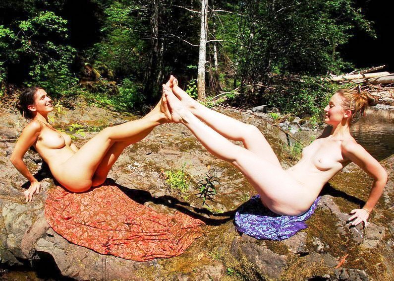 Лесбиянки у реки проветривают небритые письки 16 фотография