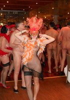 Парочка развратников участвуют в карнавале нудистов 12 фото