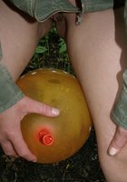 Оля засовывает между ног воздушный шарик 9 фото