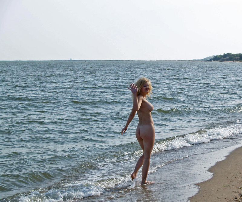 Афродита лежит на мокром песке абсолютно голая 19 фотография