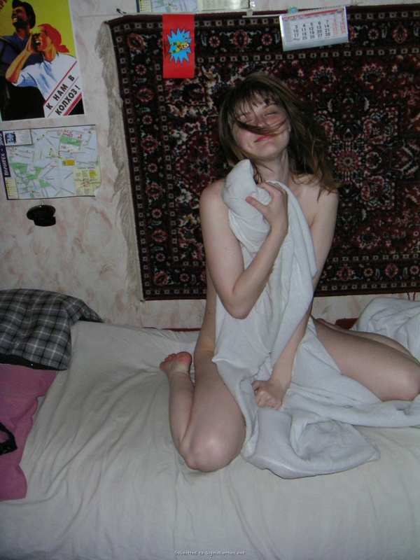 Оля прикрыла тело покрывалом приподнявшись с кровати 10 фотография