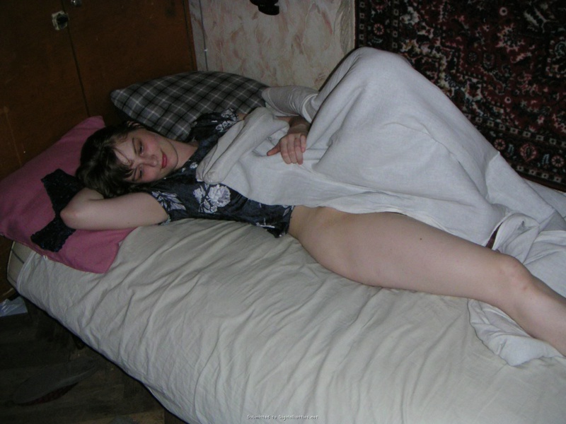 Оля прикрыла тело покрывалом приподнявшись с кровати 3 фотография
