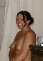 Раскованная пышечка Мадера застукана обнаженной в туалете 15 фотография