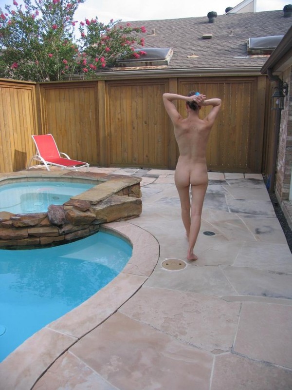 Дома у бассейна голая телочка проводит свободное время 6 фотография