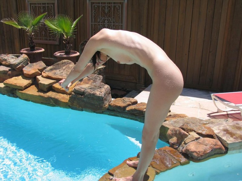Дома у бассейна голая телочка проводит свободное время 18 фотография