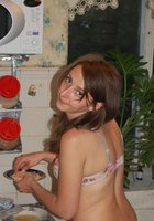 Голая сучка занимается сексом по телефону в квартире 8 фото