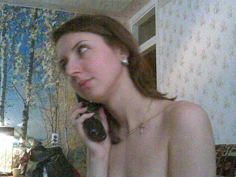 Голая сучка занимается сексом по телефону в квартире 4 фотография