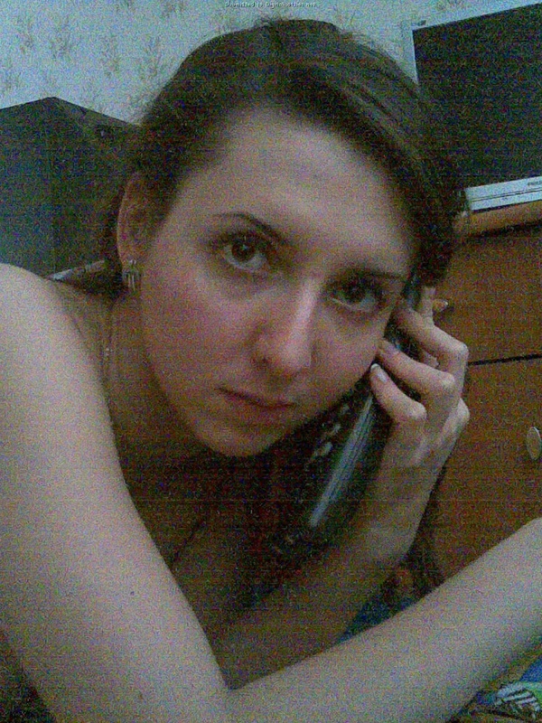 Голая сучка занимается сексом по телефону в квартире 6 фотография
