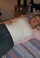 Зрелая толстушка страстно раздевается на кровати 1 фото