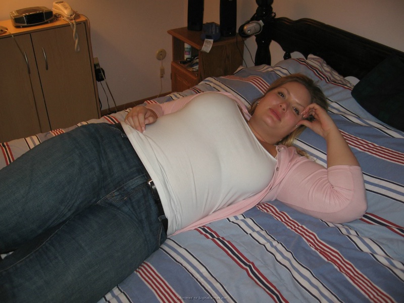 Зрелая толстушка страстно раздевается на кровати 1 фотография
