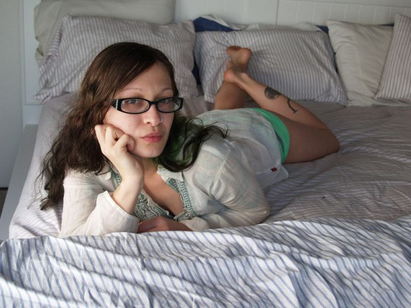 Арми отдыхает на кровати в нижнем белье 30 фотография