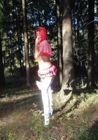Красная Шапочка показывает письку в лесу 1 фотография