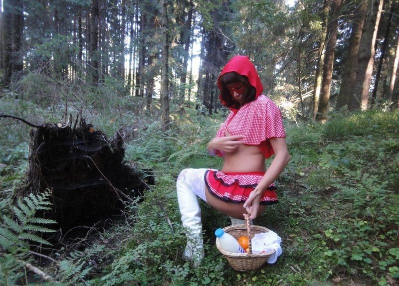 Красная Шапочка показывает письку в лесу 14 фотография