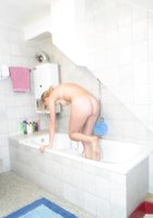 Голая Светлана стоит под душем 13 фотография