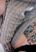 Пышнотелая Сабрина показывает татуированное тело в спальне 17 фото