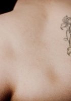 Пышнотелая Сабрина показывает татуированное тело в спальне 18 фото