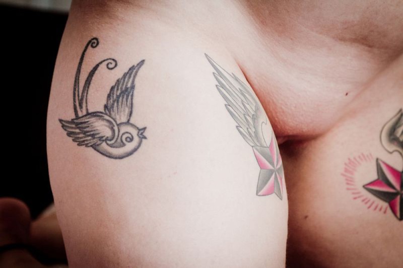 Пышнотелая Сабрина показывает татуированное тело в спальне 22 фотография