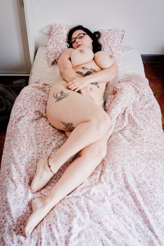Пышнотелая Сабрина показывает татуированное тело в спальне 14 фотография