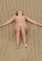 Полуголая мамка засыпает себя песком сидя на бархане 7 фотография