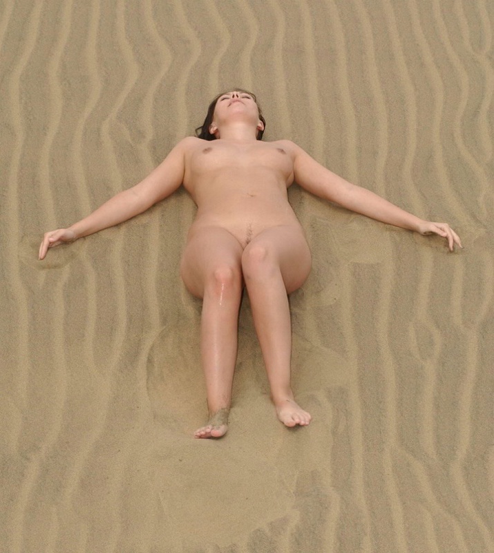 Полуголая мамка засыпает себя песком сидя на бархане 7 фотография