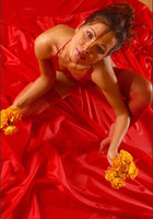 Александра демонстрирует свои достоинства на красной ткани 1 фотография