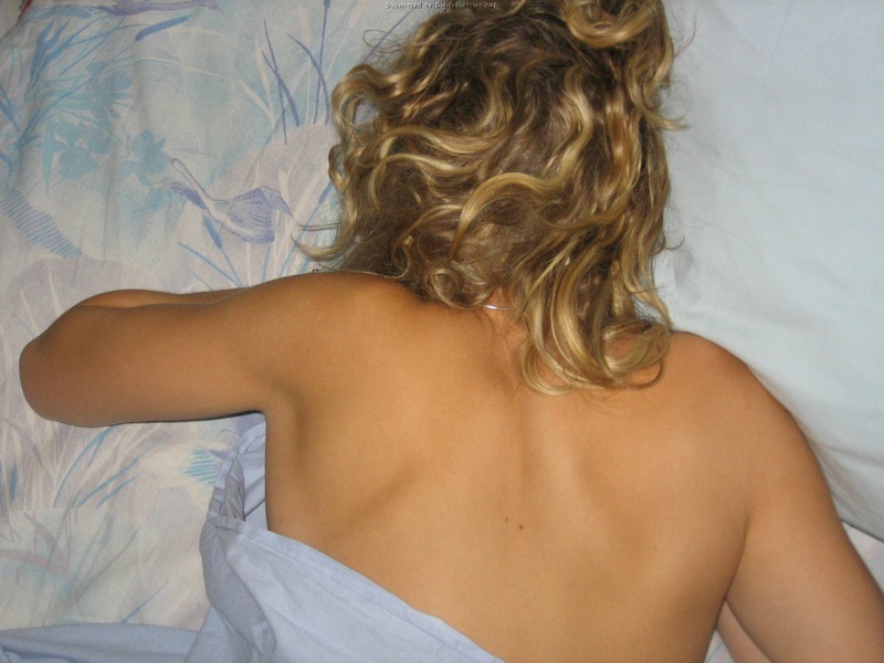 Кудрявая блондиночка закрывает грудь руками перед любовником 10 фотография