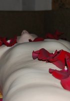 Лепестки роз лежат на голом теле молодой дамы 7 фото