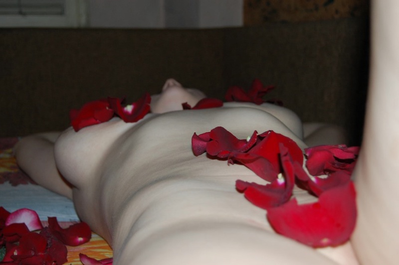 Лепестки роз лежат на голом теле молодой дамы 7 фотография