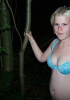 Страшная блондинка зашла в кусты и там разделась 14 фотография