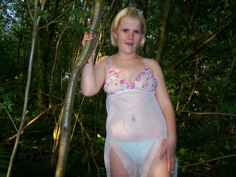 Страшная блондинка зашла в кусты и там разделась 6 фотография