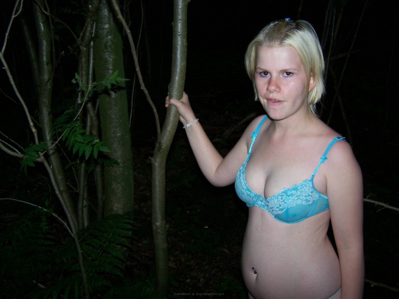 Страшная блондинка зашла в кусты и там разделась 14 фотография