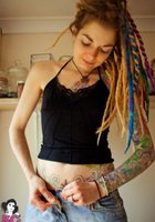 Лукума оголила татуированное тело на кухне 40 фотография