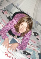На кровати большегрудая жена сидит топлес 5 фотография