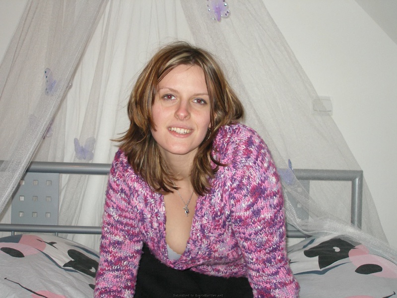 На кровати большегрудая жена сидит топлес 4 фотография