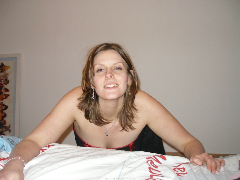 На кровати большегрудая жена сидит топлес 24 фотография