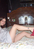 Беременная молодуха показала крупные сиськи в спальне 1 фото