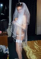 Невеста одевается перед поездкой в загс 6 фото