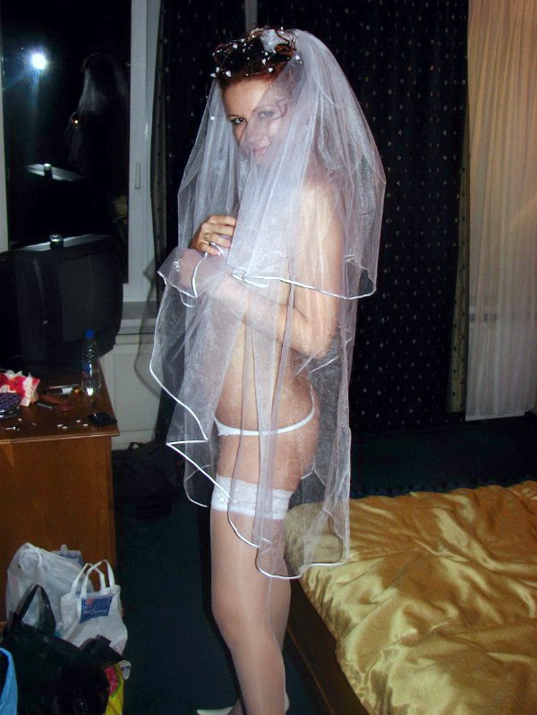 Невеста одевается перед поездкой в загс 6 фотография