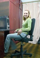 Милашка раздевается сидя на компьютерном кресле 1 фото