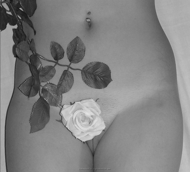 Инна прикрыла узкую писечку белой розой 14 фотография