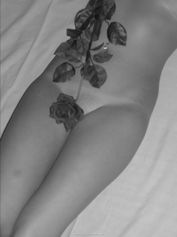 Инна прикрыла узкую писечку белой розой 21 фотография