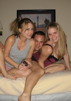 Пьяные лесбиянки показывают жопы в гостях у друга 2 фотография