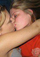 Пьяные лесбиянки показывают жопы в гостях у друга 13 фотография