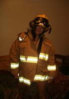 Спасательница снимает с сисек униформу 6 фотография