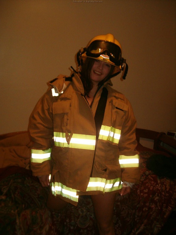 Спасательница снимает с сисек униформу 6 фотография