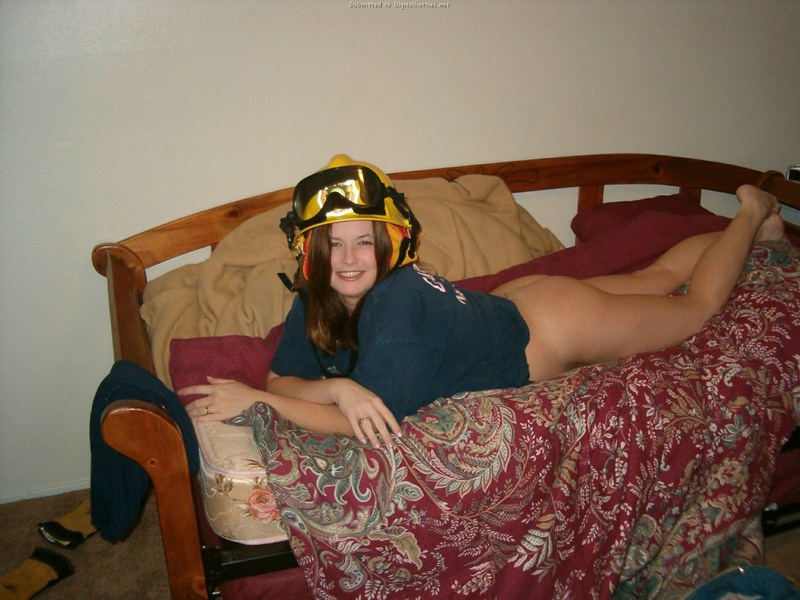 Спасательница снимает с сисек униформу 1 фотография