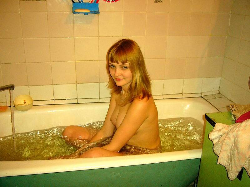 Молодая красотка купается в ванной 3 фотография